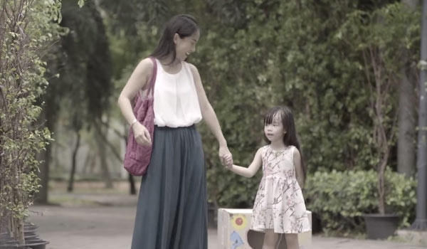 Cha mẹ nào cũng cần xem clip 12 phút ám ảnh này: Đứa trẻ bị bắt cóc bởi kẻ ấu dâm trong tích tắc - Ảnh 2.