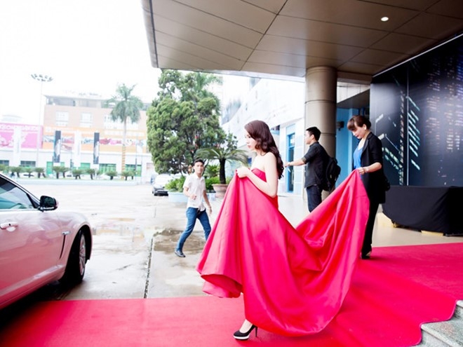 Hinh anh nguoi me nang vay, day hanh ly cho con o showbiz Viet hinh anh 2