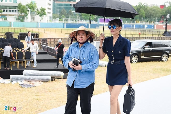 Hinh anh nguoi me nang vay, day hanh ly cho con o showbiz Viet hinh anh 3