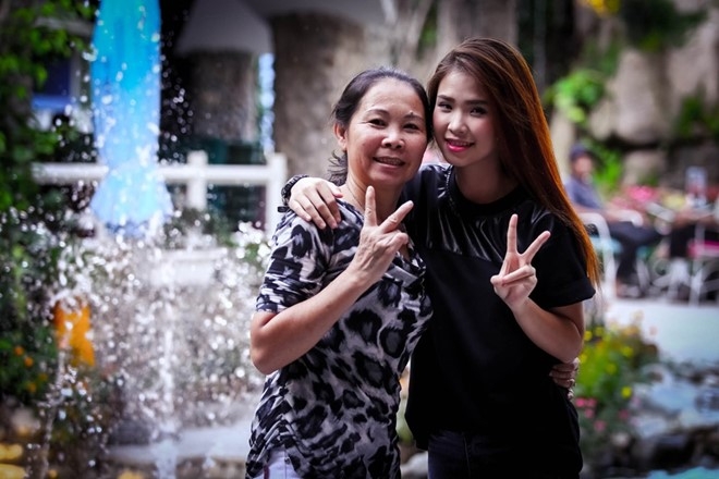 Hinh anh nguoi me nang vay, day hanh ly cho con o showbiz Viet hinh anh 4