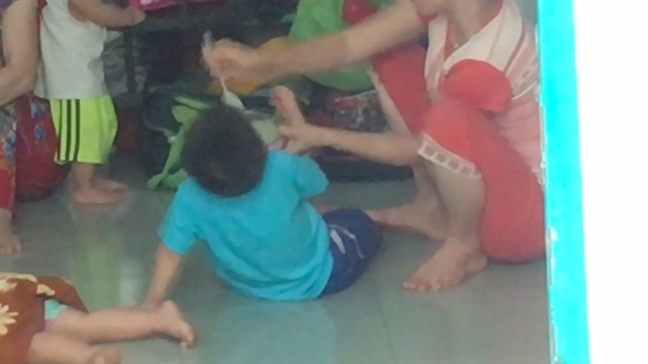 Nhieu phu huynh phan no khi xem clip con minh bi bao hanh tai diem giu tre