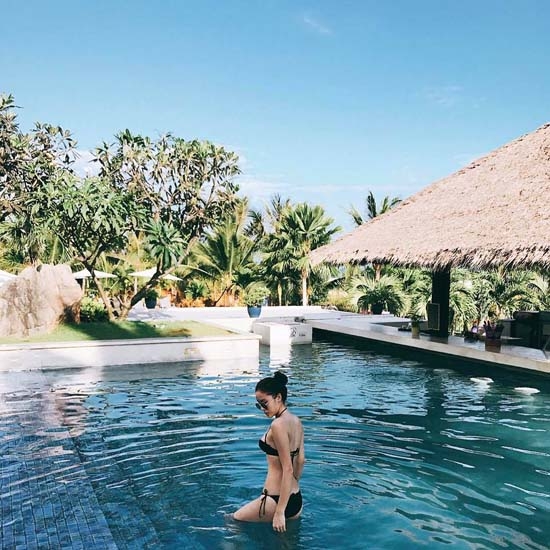 hoa-hau-ky-duyen-gay-chu-y-khi-mac-bikini-khoe-dang-chun-1
