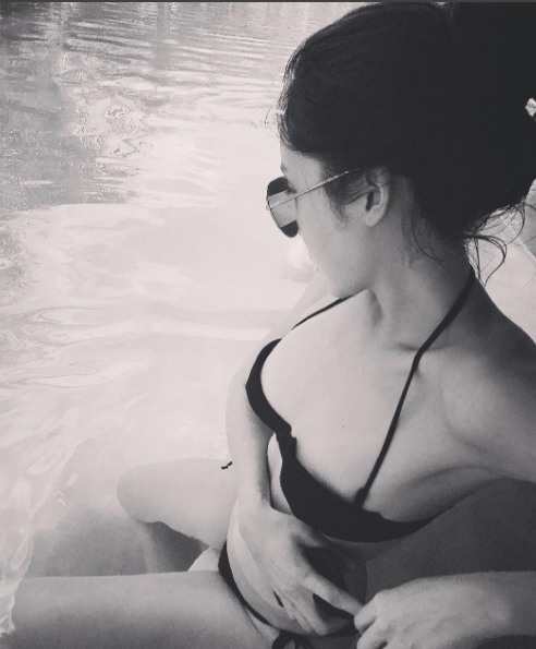 hoa-hau-ky-duyen-gay-chu-y-khi-mac-bikini-khoe-dang-chun-2