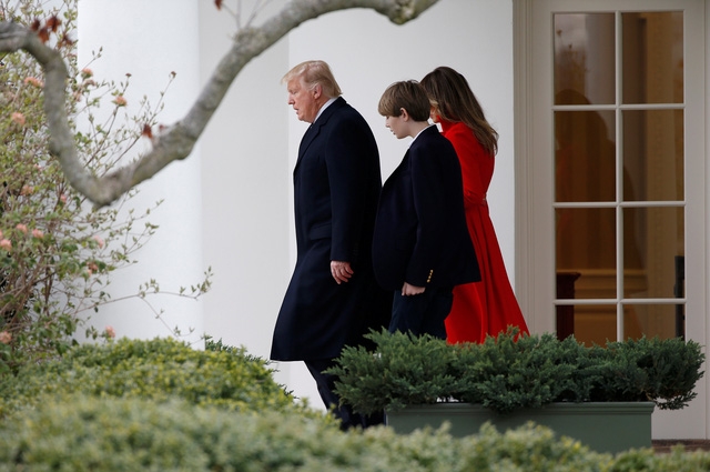 Hôm qua 17/3, Đệ nhất phu nhân Melania Trump và con trai út Barron Trump đã tới thủ đô Washington và tới Nhà Trắng để gặp Tổng thống Donald Trump. Sự xuất hiện của vợ và con trai tân tổng thống đã thu hút sự chú ý của truyền thông vì đây là lần đầu tiên Barron Trump tới Nhà Trắng từ sau lễ nhậm chức của cha hôm 20/1.