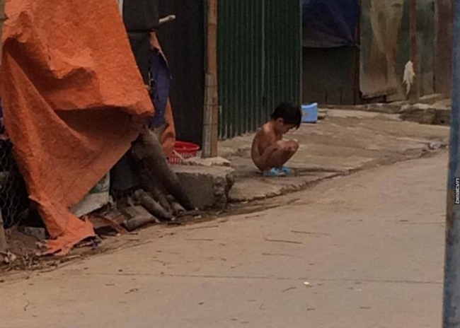 Hà Nội: Bé gái 3 tuổi bị mẹ cởi hết quần áo, bắt đứng ngoài trời mưa lạnh - Ảnh 2.