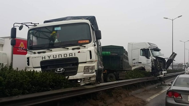 Hien truong 3 xe container dam lien hoan, cam dau xuong cau Thanh Tri hinh anh 1