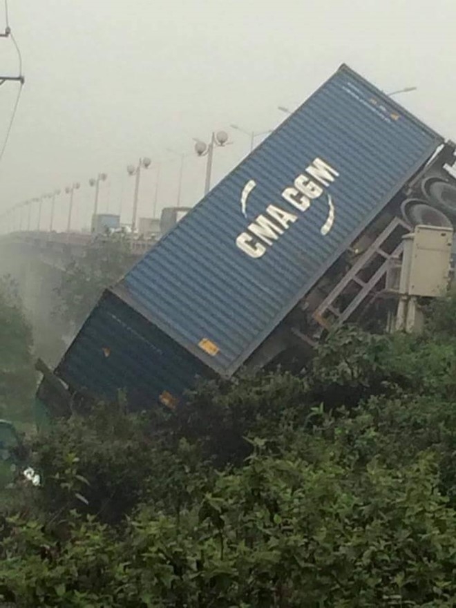 Hien truong 3 xe container dam lien hoan, cam dau xuong cau Thanh Tri hinh anh 4