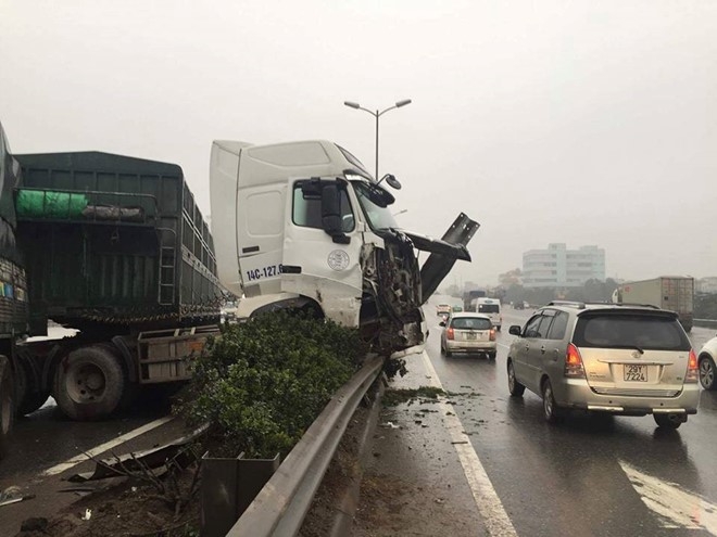 Hien truong 3 xe container dam lien hoan, cam dau xuong cau Thanh Tri hinh anh 5
