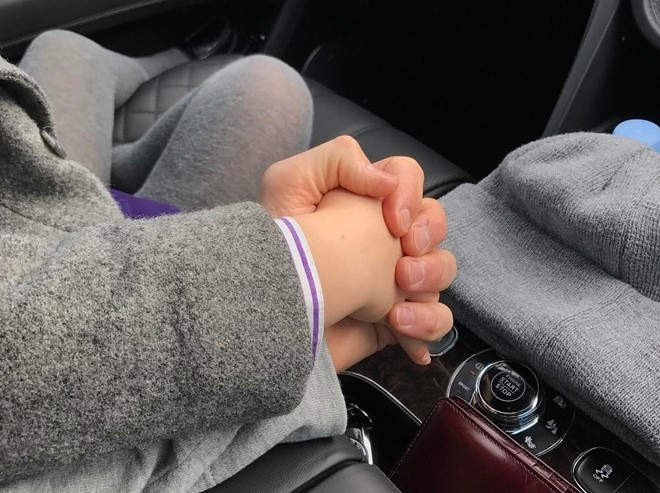 Khoanh khac David Beckham nam tay con gai 'gay bao' mang hinh anh 1