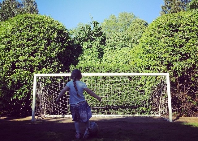 Khoanh khac David Beckham nam tay con gai 'gay bao' mang hinh anh 3