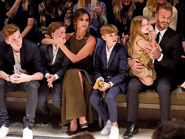 Khoanh khac David Beckham nam tay con gai 'gay bao' mang hinh anh 5