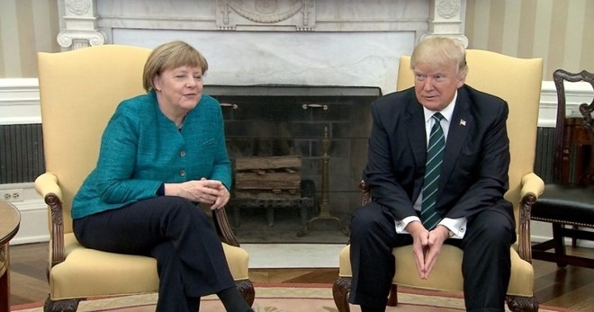 Ong Trump guong gao tu choi bat tay ba Merkel hinh anh 1