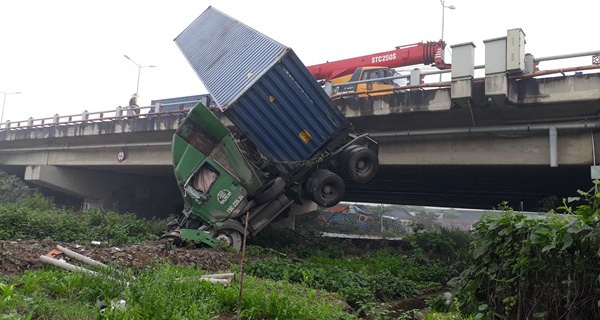 Tài xế mải lo quay lại cảnh tai nạn, container mất lái lao thẳng xuống cầu Thanh Trì