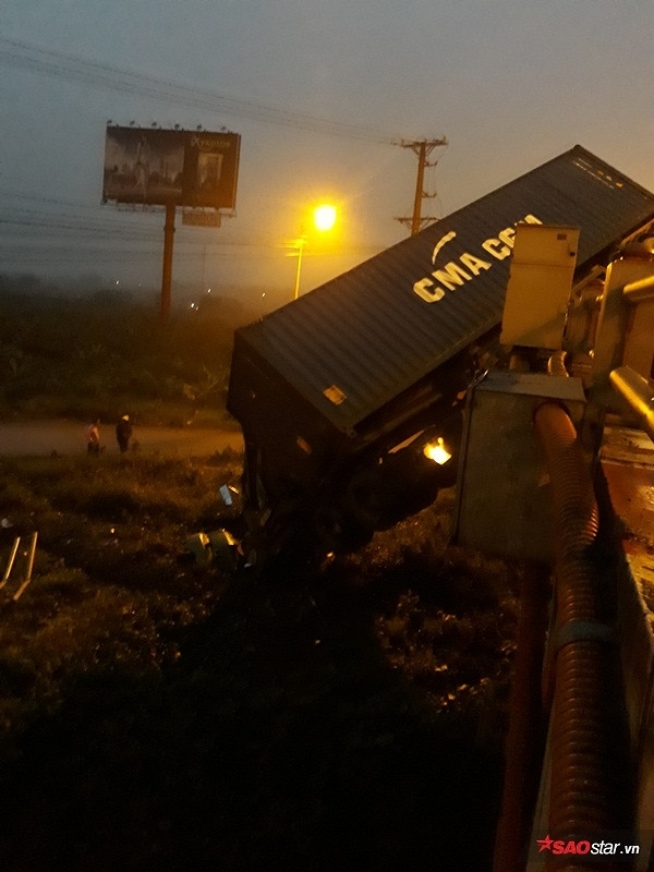 Vụ việc xảy ra vào lúc 5h sáng. Do mưa phùn nên trời khá tối.