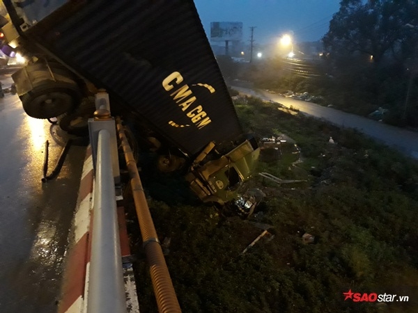 Phần thùng container “chổng vó” lên trời.
