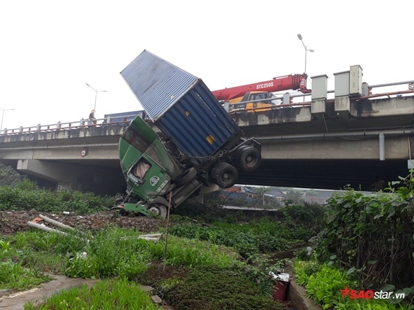 Đầu kéo lao xuống đường gom.