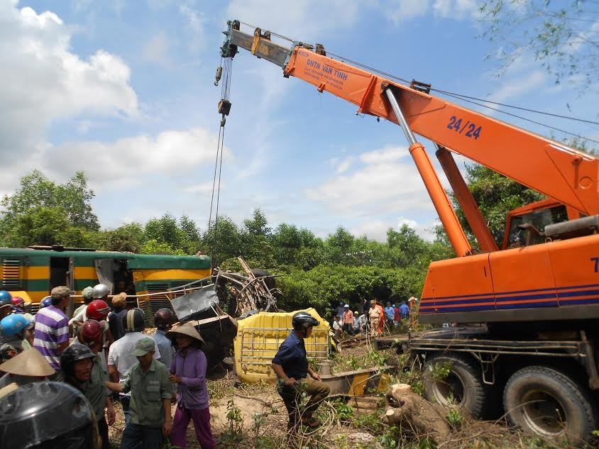 tàu hỏa tông xe tải, Bình Định, tai nạn tàu hỏa tàu hỏa tông xe tải, Bình Định, tai nạn tàu hỏa