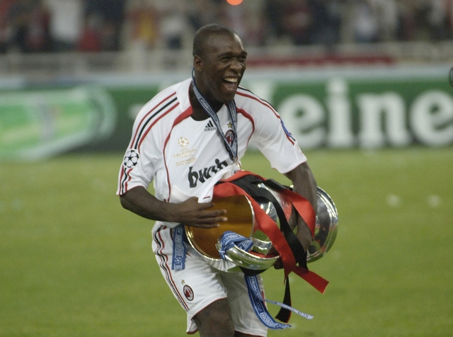 Clarence Seedorf cũng tháp tùng chiếc cúp UEFA Champions League đến nước ta trong dịp này