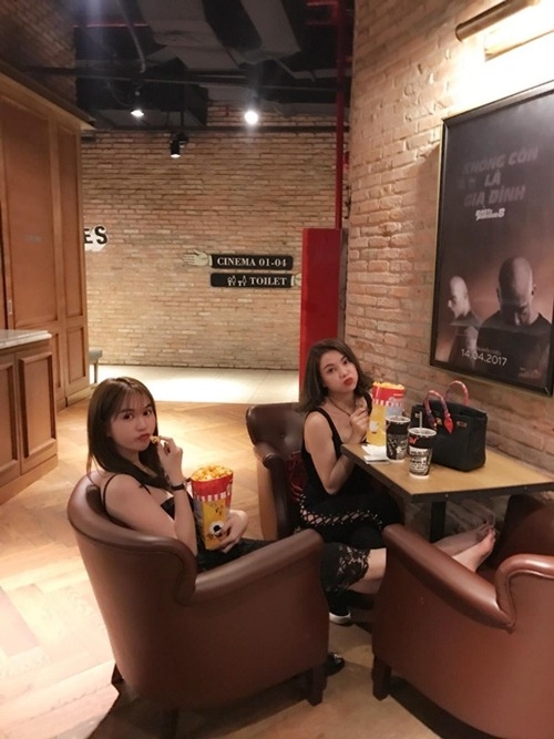 ngoc trinh bi chi trich vi hanh dong kem duyen o rap chieu phim - 3