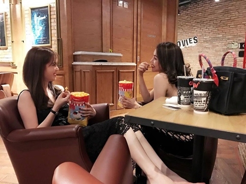 ngoc trinh bi chi trich vi hanh dong kem duyen o rap chieu phim - 4