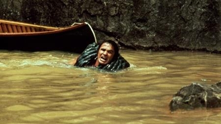 Burt Reynolds đã có một trải nghiệm đáng quên trong thời gian đóng bộ phim “Deliverance”. Khi đóng một cảnh quay vượt qua thác nước, đạo diễn John Frankenheimer đã định sử dụng hình nộm thay thế nhưng Burt Reynolds kiên quyết muốn tự mình diễn xuất để đảm bảo tính chân thật của bộ phim. Kết quả, nam tài tử đã mất thăng bằng, bị ngã và đầu, vai đều va đập mạnh với đá. Tệ hơn nữa là Burt Reynolds còn bị vỡ cả xương cụt rồi phải đưa vào bệnh viện cấp cứu ngay lập tức.