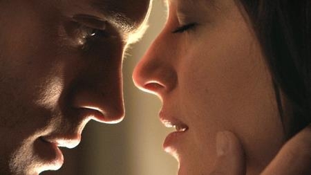 “Fifty shades of grey” là bộ phim làm nên danh tiếng cho Dakota Johnson nhưng cũng đồng thời là tác phẩm để lại những kí ức khó quên cho nữ diễn viên xinh đẹp. Cụ thể, khi tham gia một bộ phim phòng the nóng bỏng như “Fifty shades of grey”, Dakota Johnson thường xuyên phải đóng các cảnh giường chiếu giật gân, bị trói và bị giày vò. Khi hồi tưởng quá trình đóng phim, Dakota từng thở dài chia sẻ rằng: “Đó không phải là một môi trường nhục cảm hay dễ chịu gì đâu. Nó thực sự đã rất nóng nhưng không phải theo kiểu nhục cảm ướt át. Nó đẫm mồ hôi và cũng không hẳn là quá mức khó chịu”.