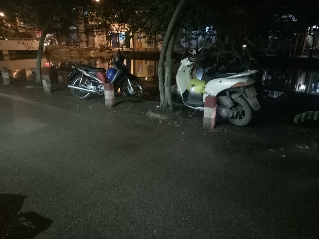 Vị trí giáp bờ mương nơi một nạn nhân trúng đạn chạy ra từ con ngõ rồi gục xuống