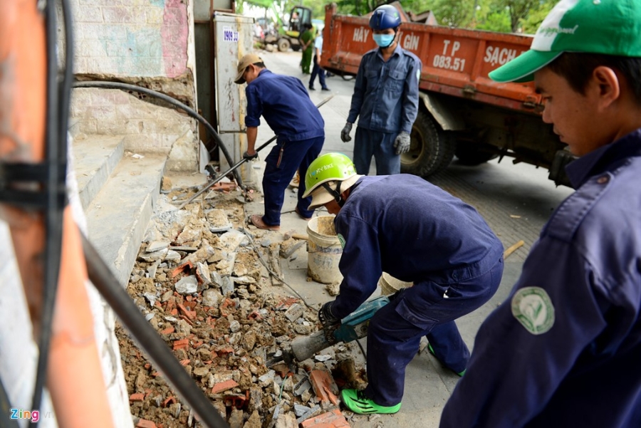 Quan 1 dap bac them cao 2 met cua toa nha tren pho di bo hinh anh 4