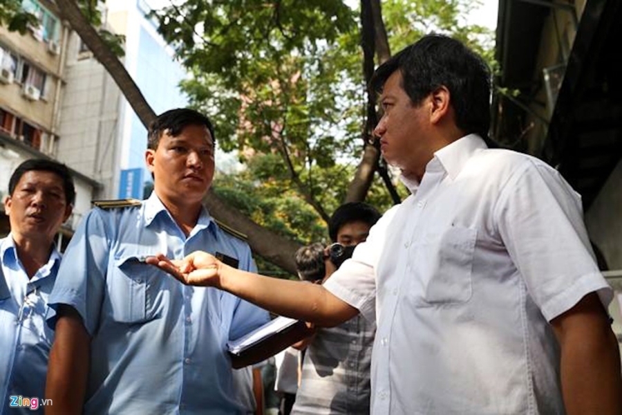 Quan 1 dap bac them cao 2 met cua toa nha tren pho di bo hinh anh 5
