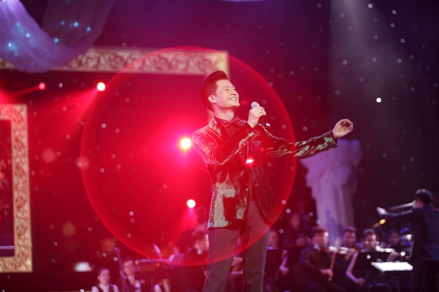 Quang Dung ket hop an y voi cac my nhan trong live show ky niem 20 nam hinh anh 3