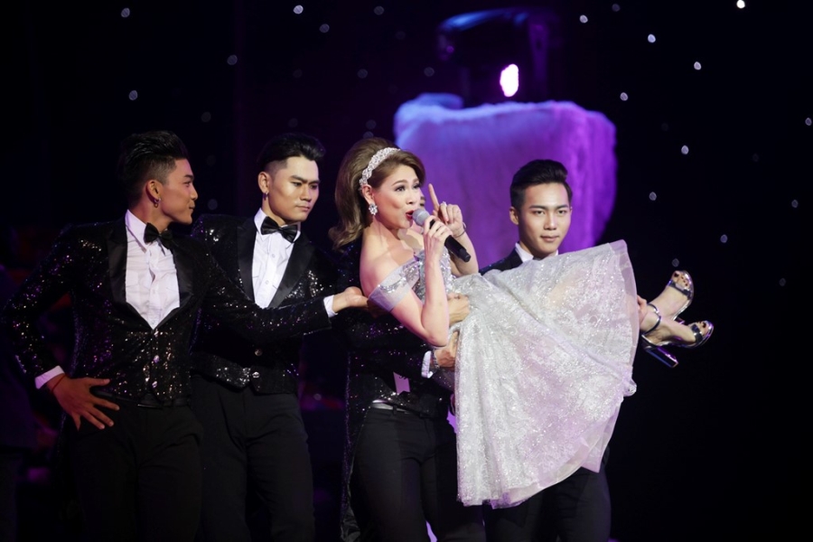 Quang Dung ket hop an y voi cac my nhan trong live show ky niem 20 nam hinh anh 7