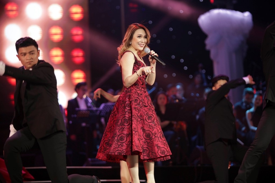 Quang Dung ket hop an y voi cac my nhan trong live show ky niem 20 nam hinh anh 12