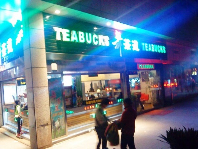 Trung Quốc được coi là “thiên đường” của hàng giả hàng nhái. Trên các đường phố, du khách thấy xuất hiện nhan nhản những cửa hàng nhái tên nhiều thương hiệu lớn thế giới.