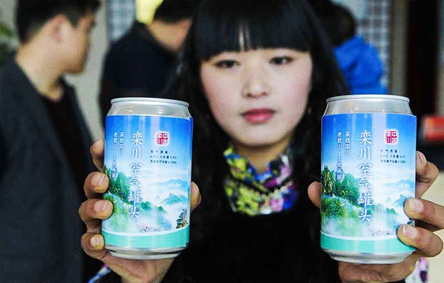 Là một trong những quốc gia ô nhiễm nhất thế giới, thứ người Trung Quốc quan tâm nhất hiện nay là không khí sạch. Bởi vậy, mặt hàng đặc biệt đóng lon này trở nên “đắt như tôm tươi” ở quốc gia này. Được biết, Bắc Kinh đang là đô thị có mức ô nhiễm khủng khiếp nhất thế giới. Người dân ở đây cũng quan tâm đặc biệt tới sản phẩm này. Những lon không khí sạch được rao bán với nhiều mùi vị khác nhau.
