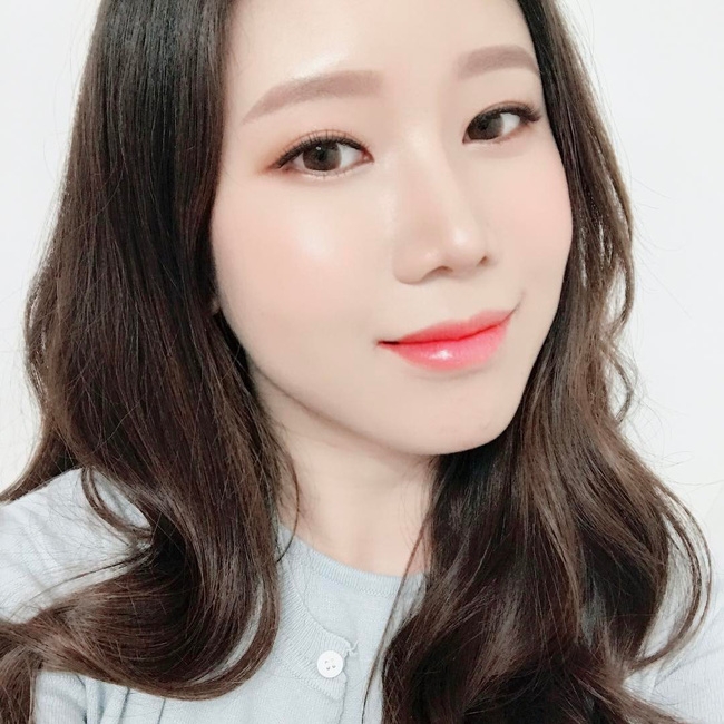 Những mốt makeup nhẹ nhàng trong trẻo nên áp dụng ngay cho cô nàng công sở - Ảnh 1.