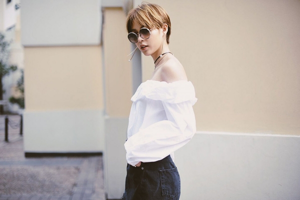 Áo trễ vai phù hợp với không khí ngày nắng phương Nam được Phương Anh phối cùng jean đen, phụ kiện đi kèm là kính gương tròn,