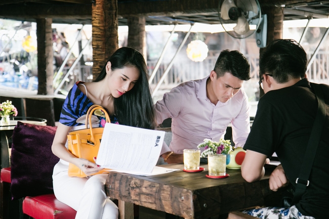 Công Vinh - Thủy Tiên tình tứ trong phóng sự đặc biệt của kênh truyền hình thế giới - Ảnh 2.