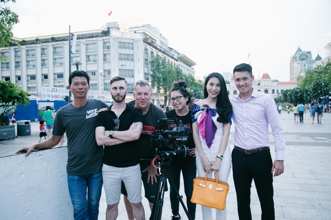 Công Vinh - Thủy Tiên tình tứ trong phóng sự đặc biệt của kênh truyền hình thế giới - Ảnh 4.