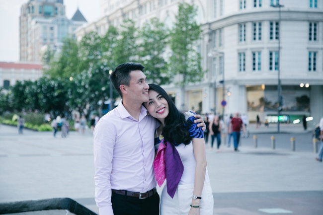 Công Vinh - Thủy Tiên tình tứ trong phóng sự đặc biệt của kênh truyền hình thế giới - Ảnh 6.