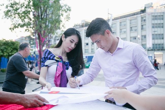 Công Vinh - Thủy Tiên tình tứ trong phóng sự đặc biệt của kênh truyền hình thế giới - Ảnh 7.