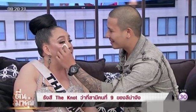 Nữ đại gia kết hôn lần 9 với chồng trẻ kém 34 tuổi từ 60.000 trai đẹp ứng tuyển - Ảnh 6. Nữ đại gia kết hôn lần 9 với chồng trẻ kém 34 tuổi từ 60.000 trai đẹp ứng tuyển - Ảnh 6.
