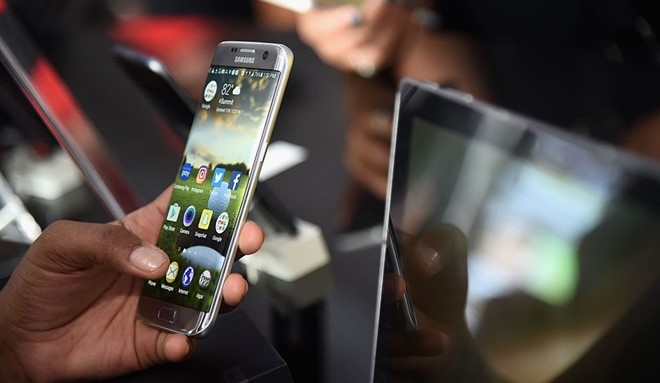 Samsung nang tay tren tinh nang cua iPhone hinh anh 1