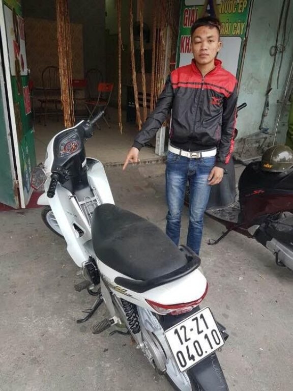  Đối tượng Bằng và chiếc xe gây tai nạn. Ảnh: N.Khánh 