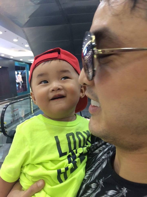 con-trai-ung-hoang-phuc-cang-lon-cang-nhu-ban-sao-cua-bo-2