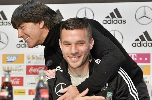  HLV Loew ôm Podolski trong buổi họp báo trước trận 