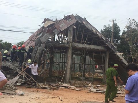 Sập giàn giáo ở trường cao đẳng nghề, 4 người bị thương