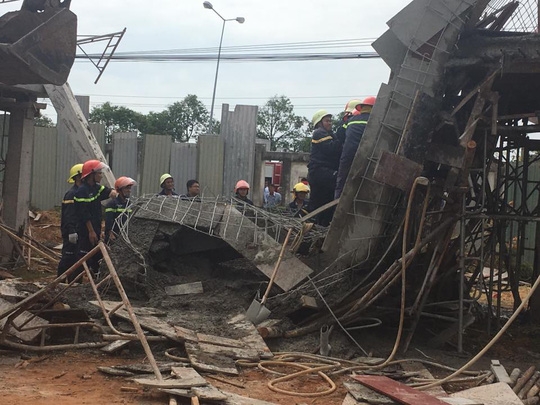 Sập giàn giáo ở trường cao đẳng nghề, 4 người bị thương