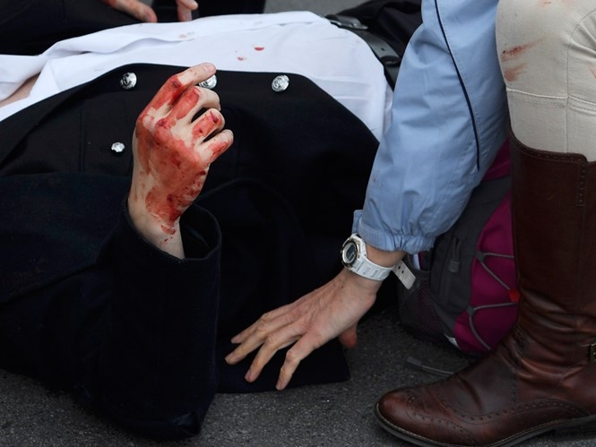 Một người bị thương trong vụ khủng bố London được giúp đỡ /// Reuters