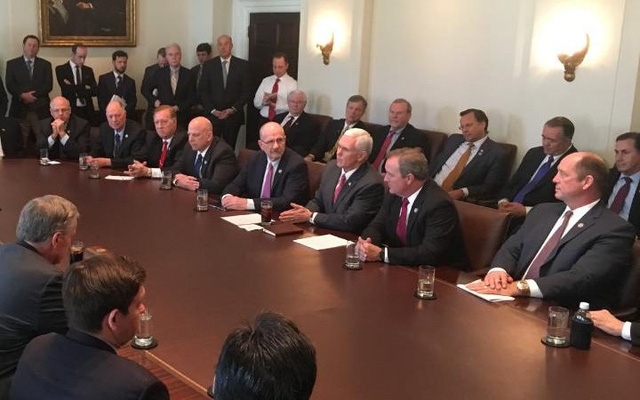  Bức ảnh Phó Tổng thống Mike Pence nhóm họp về vấn đề bảo hiểm thai sản. (Ảnh: Twitter) 
