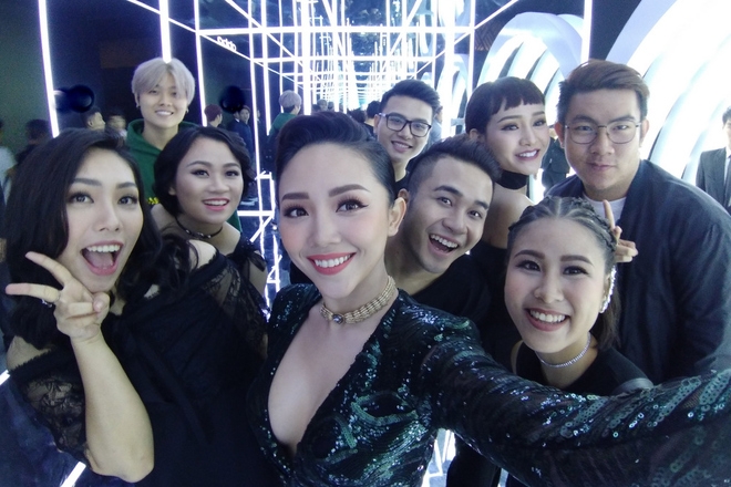 Hà Hồ, Tóc Tiên diện váy xẻ đùi khoét vòng một